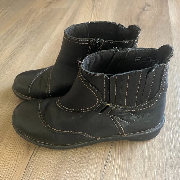 Clarks Women's Black Leather Ankle Booties Side Zip 8.5M - Picture 1 of 7
